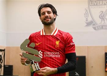 سوبوسلاي يفوز بجائزة الأفضل في ليفربول ويعترف أحتاج عامين للوصول لأرقام محمد صلاح