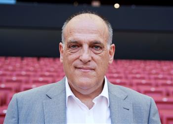 تيباس يحرج أنشيلوتي ويرد بسخرية على تهديده بعدم استكمال مباريات الدوري الإسباني