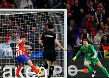 ألفاريز يسجل هدف أتلتيكو مدريد الأول أمام برشلونة فيديو