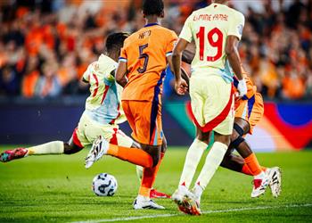 لاعب إسبانيا يغادر مباراة هولندا مصاب ا في دوري الأمم الأوروبية