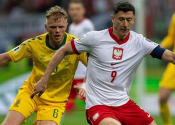 ليفاندوفسكي يثير قلق جمهور برشلونة خلال مباراة بولندا وليتوانيا فيديو