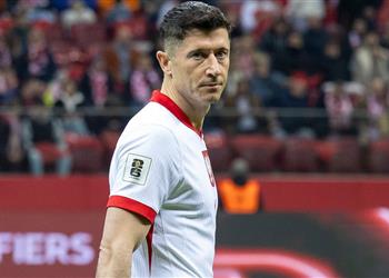 موندو توضح موقف ليفاندوفسكي من مغادرة معسكر بولندا والعودة إلى برشلونة