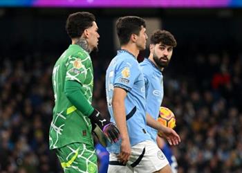 لاعب مانشستر سيتي يرفض التوقيع على قميص ريال مدريد فيديو