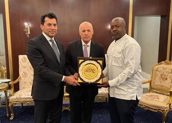 بحضور وزير الرياضة هاني أبو ريدة ي كر م رئيس اتحاد سيراليون