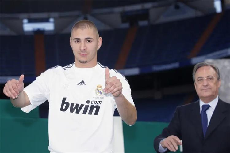 كريم بنزيما لحظة تقديمه مع ريال مدريد