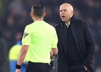 ألفاظ بذيئة وتشكيك في النزاهة تفاصيل إهانة سلوت لحكم مباراة ليفربول وإيفرتون