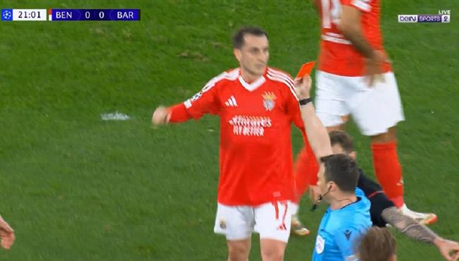 طرد باو كوبارسي في مباراة برشلونة وبنفيكا بدوري ابطال اوروبا