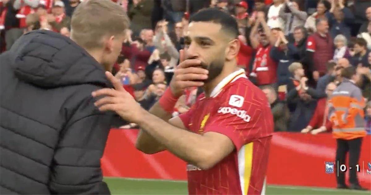 فيديو | اعطني قميصك.. لقطة رائعة لـ محمد صلاح مع لاعب ساوثهامبتون بعد نهاية المباراة