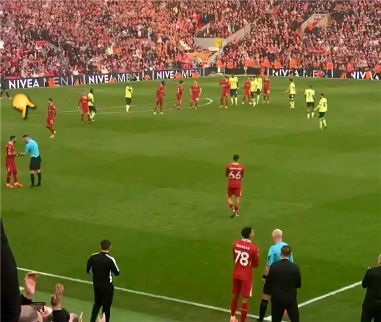 محمد صلاح يسأل حكم المباراة عن صحة تبديل ليفربول السادس