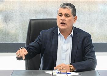 أوسكار رويز يحذر الحكام ويوجه طلب ا بشأن تقنية الفار