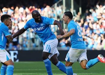 نابولي يواصل الضغط على إنتر بفوز صعب أمام فيورنتينا في الدوري الإيطالي