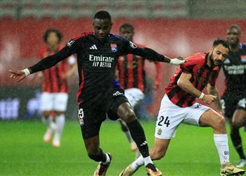 بدون محمد عبد المنعم نيس يسقط بثنائية أمام ليون في الدوري الفرنسي