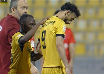 أحمد عبد القادر يغادر مباراة قطر والشحانية مصاب ا فيديو
