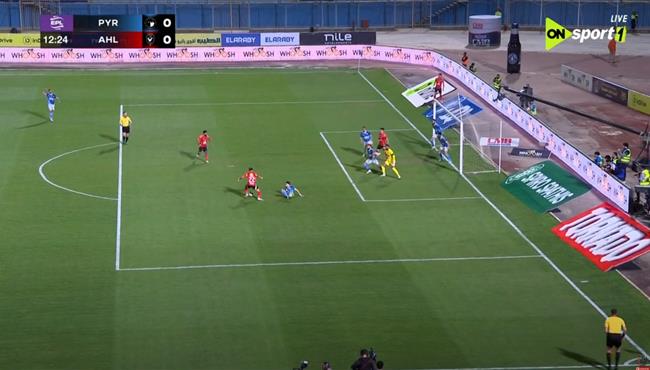 امام عاشور يتلاعب بمدافعي بيراميدز ويهدر هدف محقق للاهلي