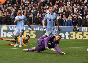 ولفرهامبتون يهرب من مناطق الهبوط برباعية أمام توتنهام المترنح في الدوري الإنجليزي