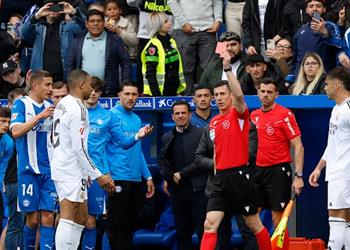 طرد مباشر لـ مبابي في مباراة ريال مدريد وديبورتيفو ألافيس فيديو