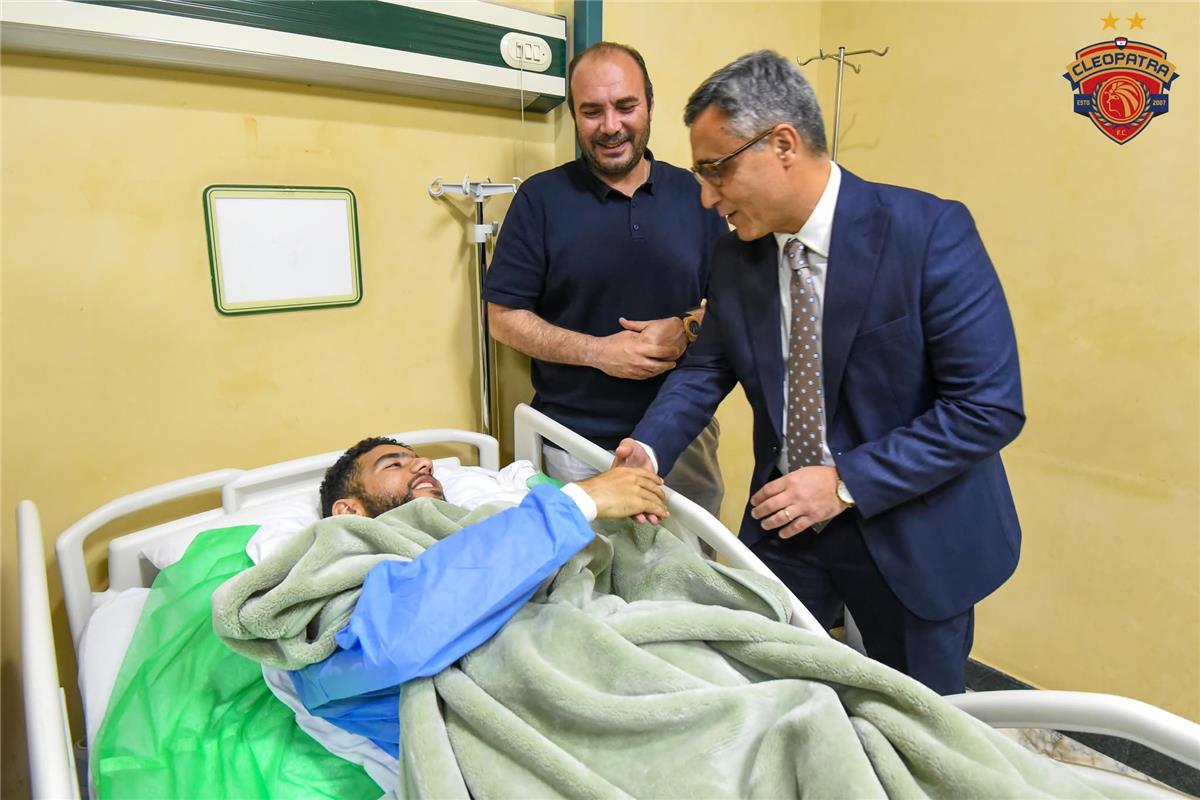العالمي : صور | سفير الجزائر في مصر يزور أحمد قندوسي بعد خضوعه للجراحة