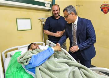 صور سفير الجزائر في مصر يزور أحمد قندوسي بعد خضوعه للجراحة