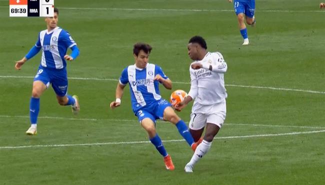 فينيسيوس جونيور يتسبب في طرد لاعب ديبورتيفو الافيس