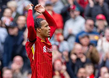 بطريقة ساخرة فان دايك ي لمح من جديد إلى مستقبله مع ليفربول