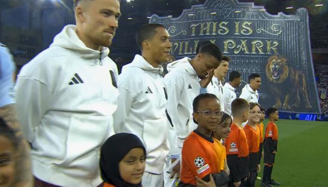 حاله من الضحك والدهشه ردود افعال لاعبي باريس واستون فيلا بعد عزف نشيد الدوري الاوروبي بدلا من دوري الابطال