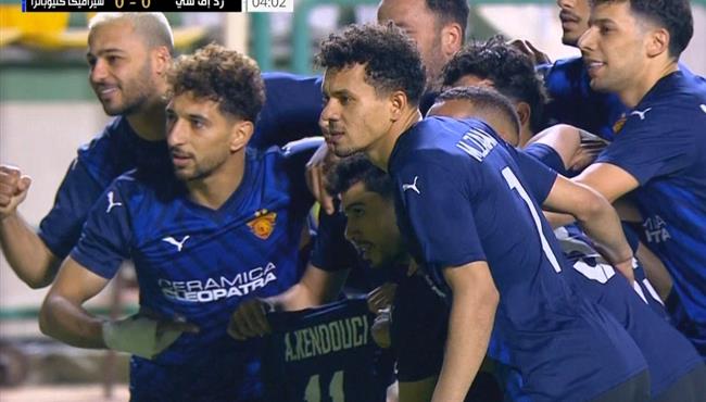 لاعبو سيراميكا كليوباترا يحملون قميص احمد القندوسي بعد هدف بوبو في شباك زد