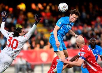 فيديو نابولي يتقاسم الصدارة مع إنتر ميلان بفوز صعب على مونزا في الدوري الإيطالي