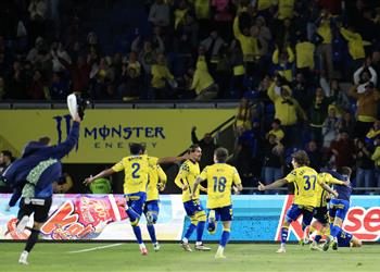 أتلتيكو مدريد يبتعد عن منافسة لقب الدوري الإسباني بهزيمة قاتلة أمام لاس بالماس