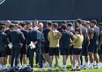 تقارير لاعب ثالث يتمرد على هانز فليك في برشلونة