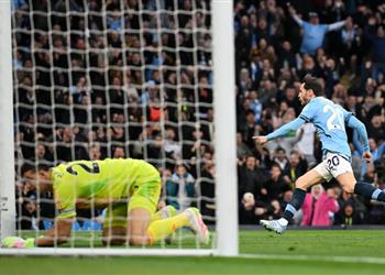 فيديو بمساهمة مرموش برناردو سيلفا يسجل هدف مانشستر سيتي الأول أمام أستون فيلا