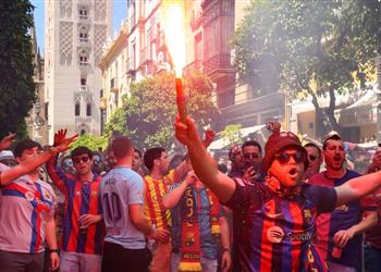 قبل ساعات من الكلاسيكو جماهير برشلونة تثير الشغب والشرطة تتدخل