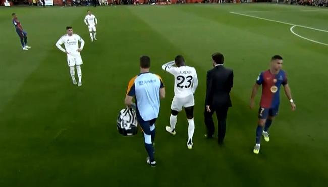 اصابة ميندي وخروجه في مباراة برشلونة وريال مدريد بنهائي كاس ملك اسبانيا