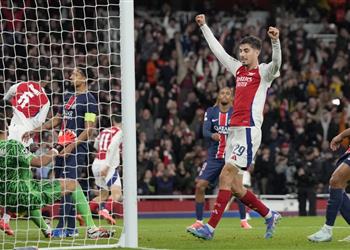 حكم مباراة آرسنال وباريس سان جيرمان في دوري أبطال أوروبا فأل حسن للنادي الإنجليزي