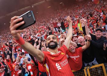محمد صلاح يتغنى بـ سلوت في ليلة تتويج ليفربول لم أعد مضطر ا للدفاع وهذا اللقب أفضل من 2020
