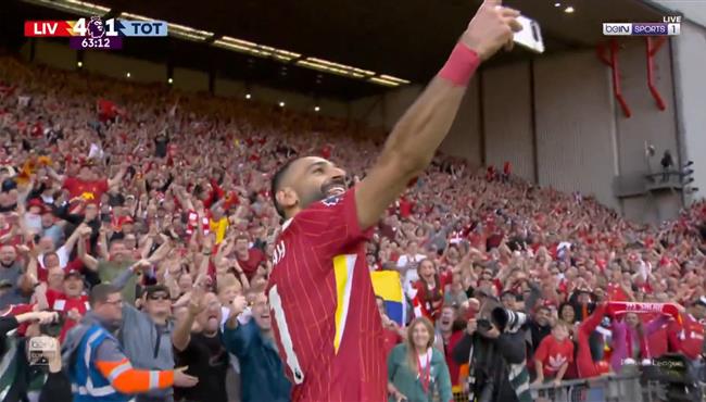 احتفال محمد صلاح بالسيلفي مع جماهير ليفربول بعد هدف امام توتنهام