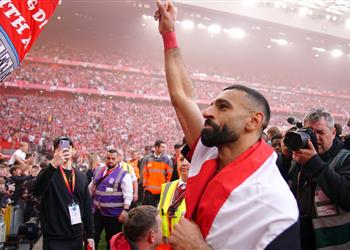 بـ غمزة محمد صلاح يذكر جمهور ليفربول بوعد قديم بعد حسم لقب الدوري الإنجليزي