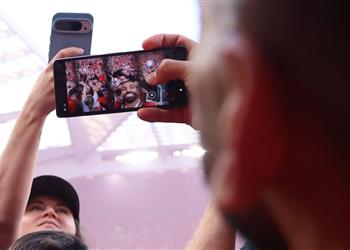 ديلي ميل تكشف السبب الحقيقي وراء احتفال محمد صلاح بـ السيلفي مع جماهير ليفربول