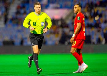 خبير تحكيمي يكشف خطأ فادح ا في مباراة القادسية والرائد بكأس خادم الحرمين