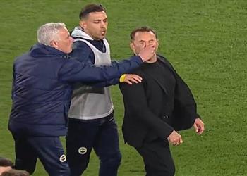 أمسك أنفه بقوة تصرف غير لائق من مورينيو مع مدرب جالطة سراي يثير الجدل