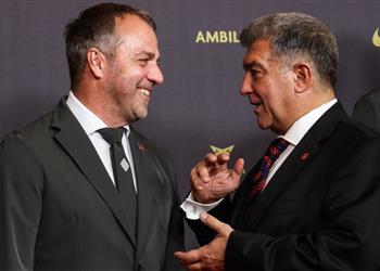 لابورتا برشلونة يقاتل ضد الجميع وفليك يعاني