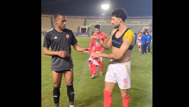 لفته طيبة من الفلسطيني وسام ابو علي يهدي قميصه لـ تشوكوودي لاعب بتروجيت بعد المباراة
