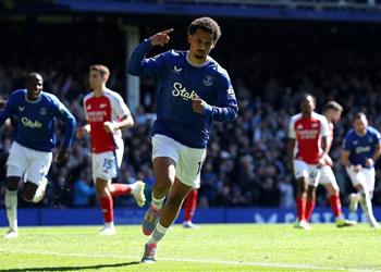 فيديو آرسنال يسقط في فخ التعادل مع إيفرتون ويقرب ليفربول من لقب الدوري الإنجليزي