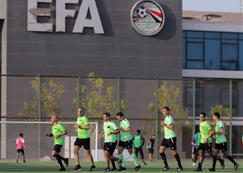 بداية معسكر التطوير أوسكار رويز يحاضر حكام الدوري الممتاز على فترتين