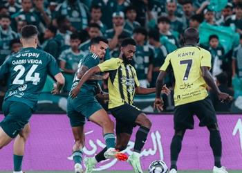 بنزيما يخطف لـ الاتحاد تعادل ا مثير ا أمام الأهلي في الدوري السعودي