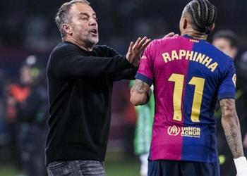 أنت وقح رافينها يدخل في مشادة عنيفة مع حكم برشلونة وريال بيتيس فيديو