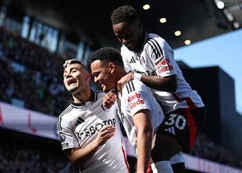 بخطأ ساذج من فان دايك مونيز يسجل هدف فولهام الثالث أمام ليفربول فيديو