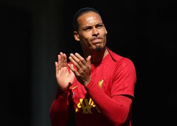 فان دايك يواصل إثارة الغموض بشأن مستقبله مع ليفربول