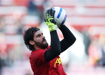 سلوت يعلن موقف أليسون من مباراة ليفربول ووست هام في الدوري الإنجليزي