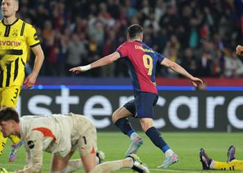فيديو ليفاندوفسكي يسجل هدف برشلونة الثالث أمام بوروسيا دورتموند