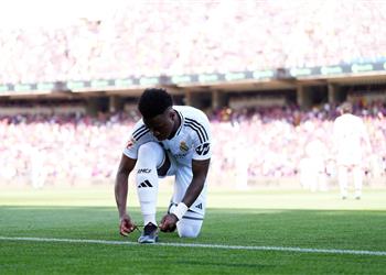 مشجع لـ برشلونة يثير غضب فينيسيوس بعد استبداله خلال هزيمة ريال مدريد